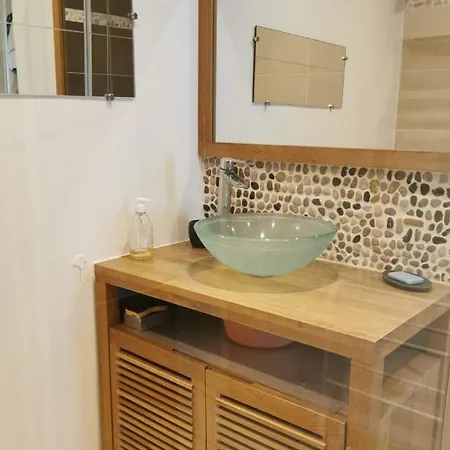 NICE SPACIOUS house with TERRACE in HYÈRES Appartamento